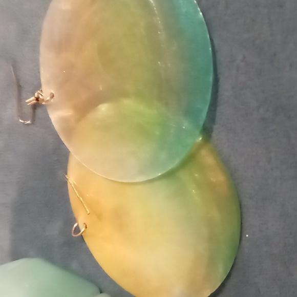 Shell earrings & chunky expandable bracelet. Teal blue & yellow - Picture 6 of 6